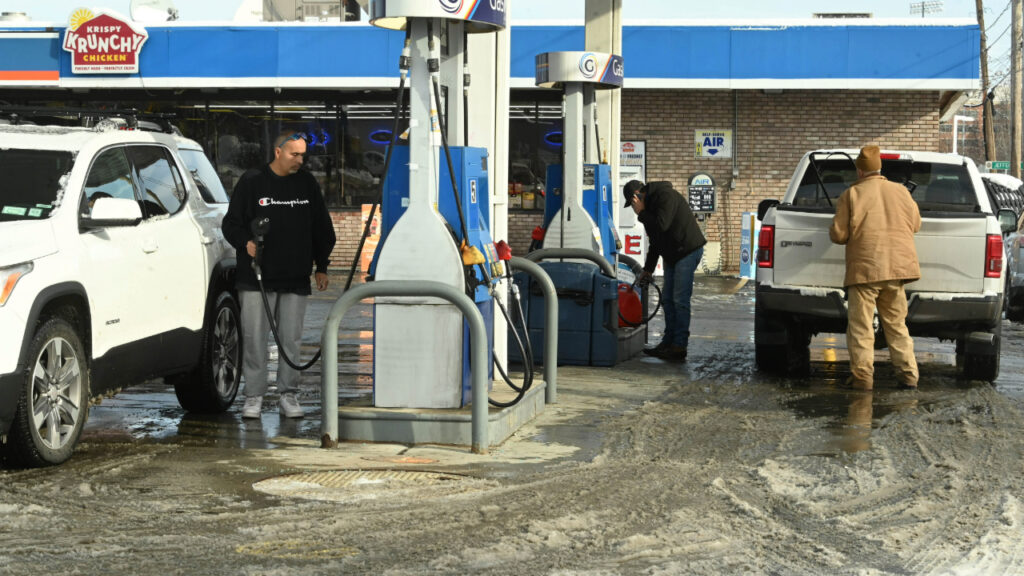 Holiday travelers to save over half billion dollars as gas prices drop to $2.79 per gallon
